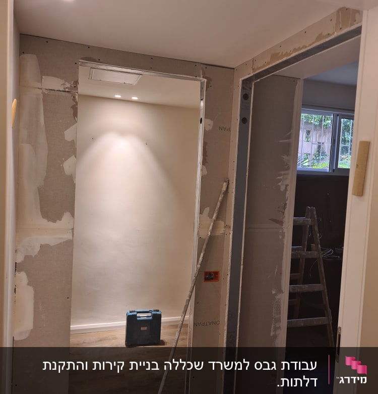 קירות גבס מותקנים עם כלי עבודה וסולם